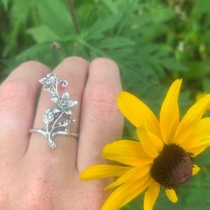 🌹3/$35 Growing Flower Climber Ring